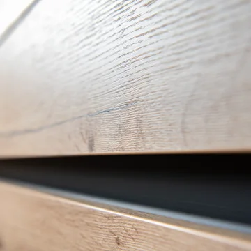 Zbliżenie na równą szczelinę między frontami szuflad, meble na wymiar Future Wood