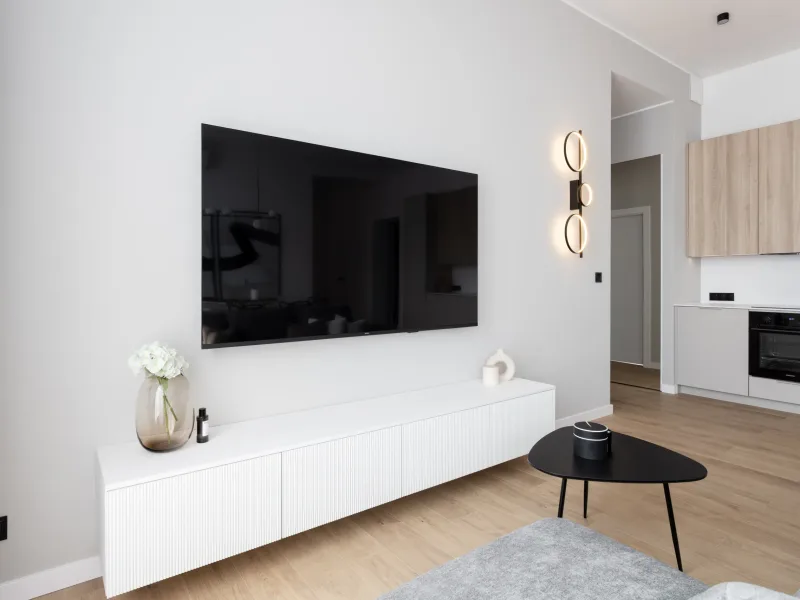 Ściana telewizyjna z białą szafką RTV pod telewizorem