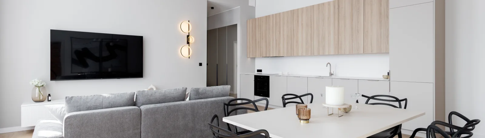 Mieszkanie w Gliwicach przy Królowej Bony, salon z jadalnią i aneksem kuchennym, realizacja Future Wood